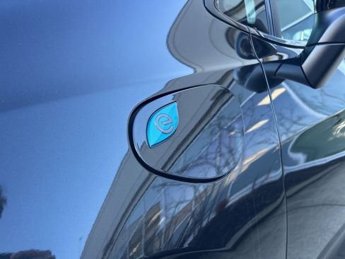 Certified 2023 Chrysler Pacifica Touring-L w/ Uconnect Theater Family Group image 18