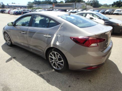 Used 2020 Hyundai Elantra Limited w/ Cargo Package (C1) FWD image 6