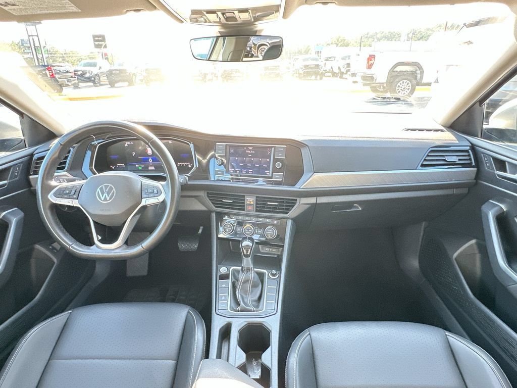 Used 2024 Volkswagen Jetta SE FWD image 3