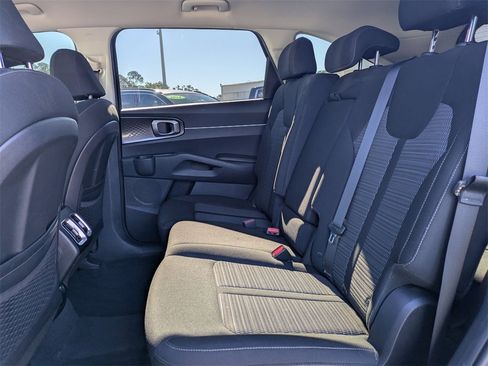 Used 2022 Kia Sorento LX image 11