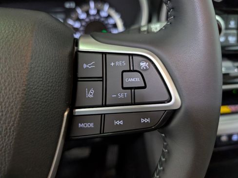 Used 2025 Toyota Highlander XLE image 20