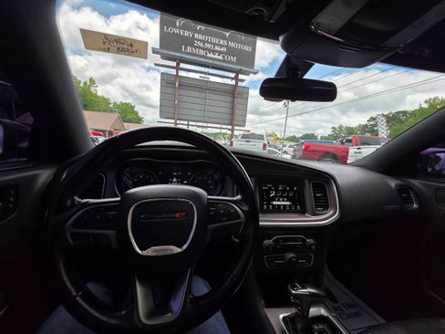 Used 2019 Dodge Charger SXT w/ Leather Interior Group RWD image 13