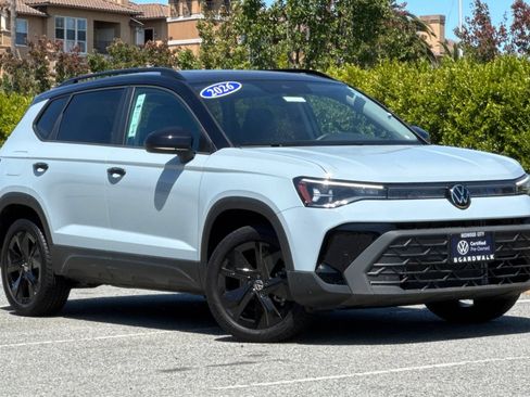 Certified 2026 Volkswagen Taos SE FWD image 2