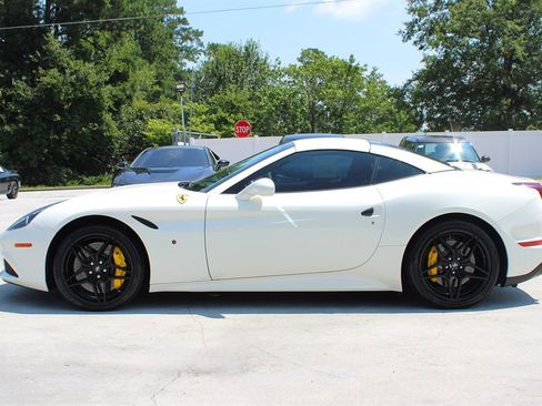Used 2017 Ferrari California T image 7