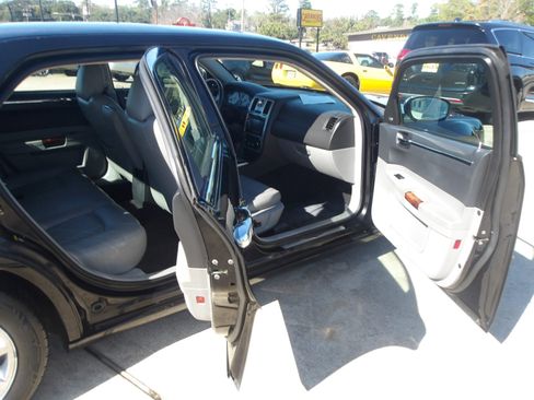 Used 2006 Chrysler 300 C w/ Protection Group II image 6