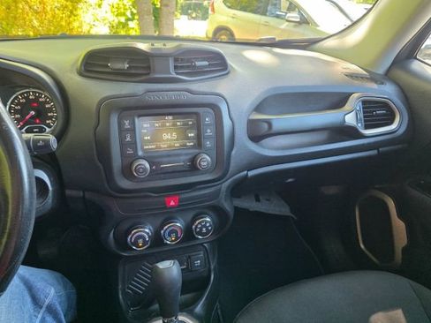 Used 2017 Jeep Renegade Latitude FWD image 16