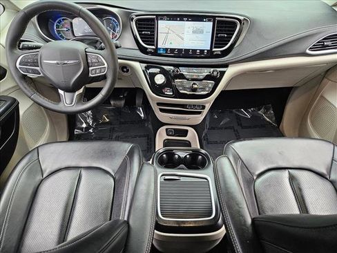 Used 2024 Chrysler Pacifica Select image 17