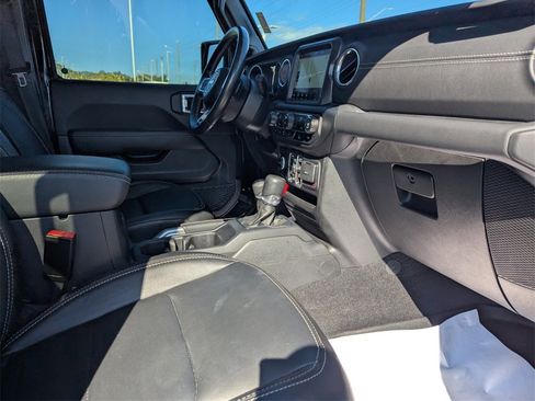 Used 2022 Jeep Wrangler Unlimited Sahara image 9