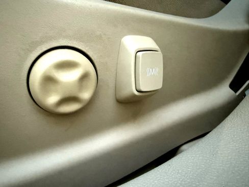 Used 2006 Cadillac DTS image 36