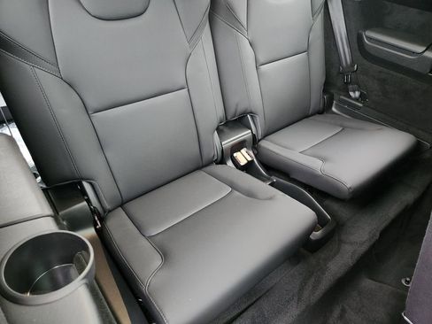 New 2025 Volvo XC90 B6 Core w/ Protection Package Premier image 22