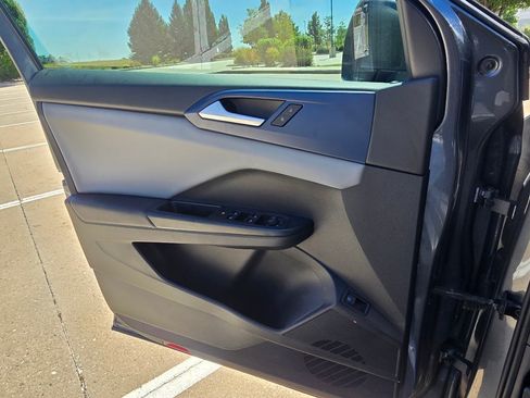 Used 2022 Volkswagen Taos SE FWD image 18