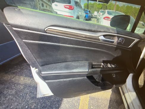 Used 2018 Ford Fusion SE w/ Equipment Group 602A image 9