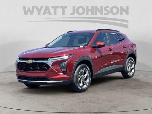 Used 2025 Chevrolet Trax LT FWD image 1