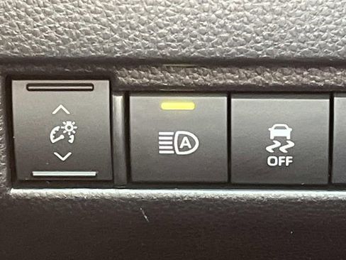 Used 2021 Toyota Venza LE image 34