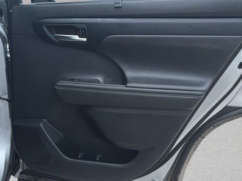 Used 2023 Toyota Highlander XLE AWD/4WD image 11