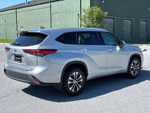 Used 2022 Toyota Highlander XLE AWD/4WD image 8