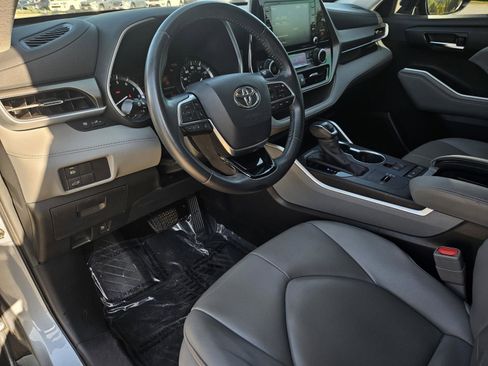 Used 2020 Toyota Highlander XLE image 12