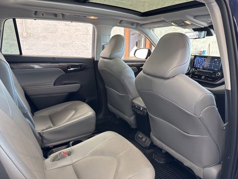 Used 2022 Toyota Highlander Platinum AWD/4WD image 49