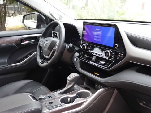 Used 2025 Toyota Highlander Limited AWD/4WD image 38