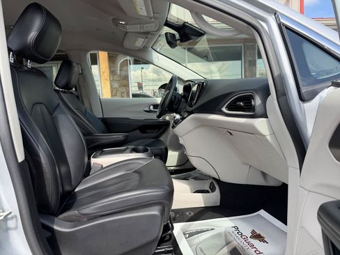Used 2023 Chrysler Pacifica Touring-L FWD image 25