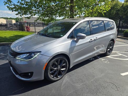 Used 2020 Chrysler Pacifica Limited w/ Advanced Safetytec Group FWD image 2