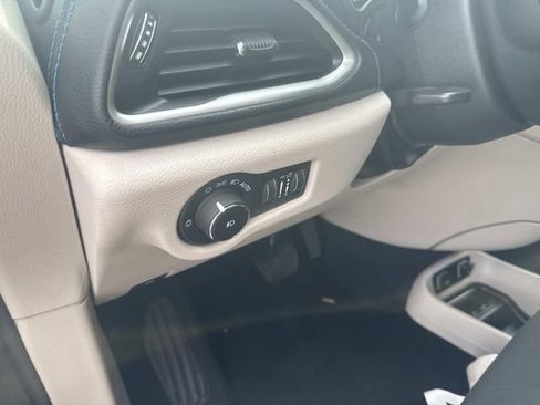 Used 2021 Chrysler Pacifica Touring image 22