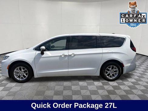 Used 2023 Chrysler Pacifica Touring-L FWD image 2