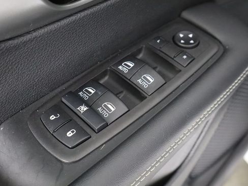 Used 2025 Chrysler Pacifica Select AWD/4WD image 16