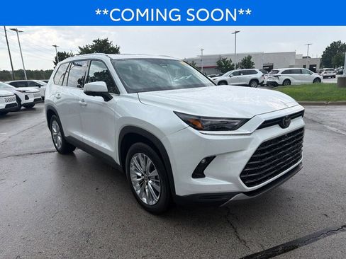 Used 2024 Toyota Grand Highlander AWD image 3