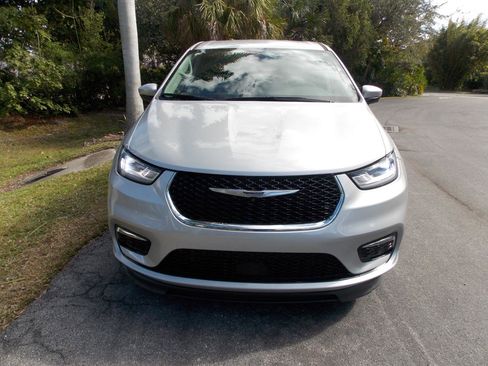 Used 2023 Chrysler Pacifica Touring-L image 4