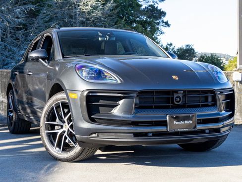 Certified 2025 Porsche Macan image 9