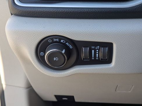 Used 2021 Chrysler Pacifica Touring image 23