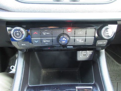 Used 2024 Jeep Compass Latitude w/ Sun and Sound Group AWD/4WD image 31