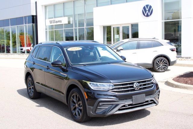 Used 2023 Volkswagen Tiguan SE AWD/4WD image 1