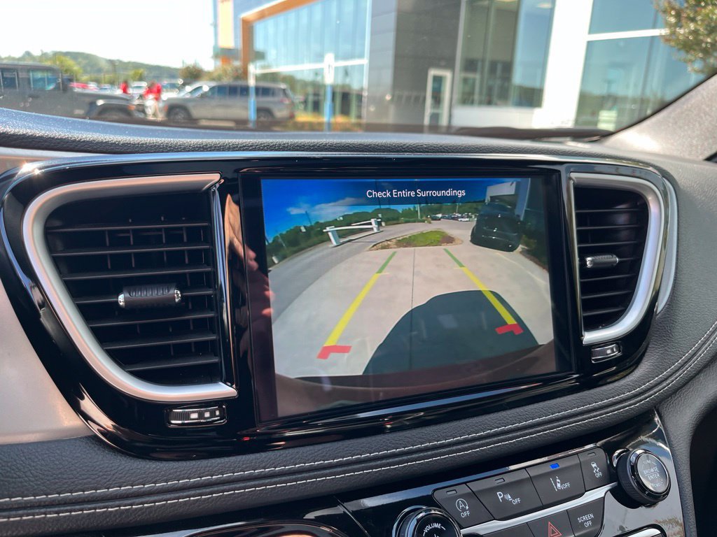 Used 2025 Chrysler Pacifica Limited FWD image 13