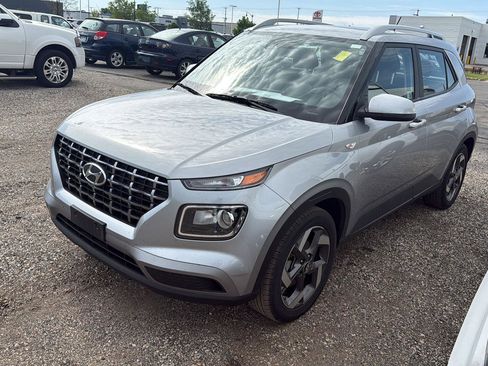 Used 2024 Hyundai Venue SEL FWD image 4