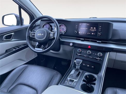Used 2024 Kia Carnival LX image 10