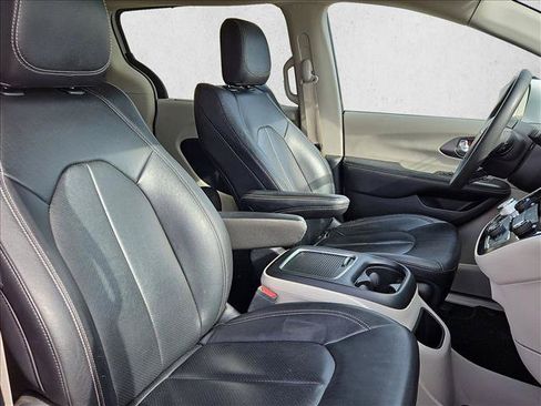 Used 2022 Chrysler Pacifica Touring-L FWD image 20