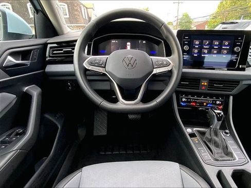 Certified 2025 Volkswagen Jetta SE FWD image 11