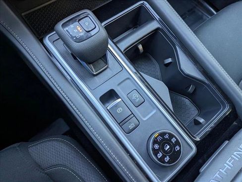 Used 2024 Nissan Pathfinder SV image 12