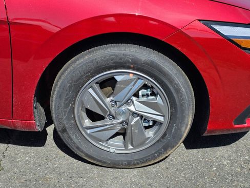 Used 2025 Hyundai Elantra SE image 9