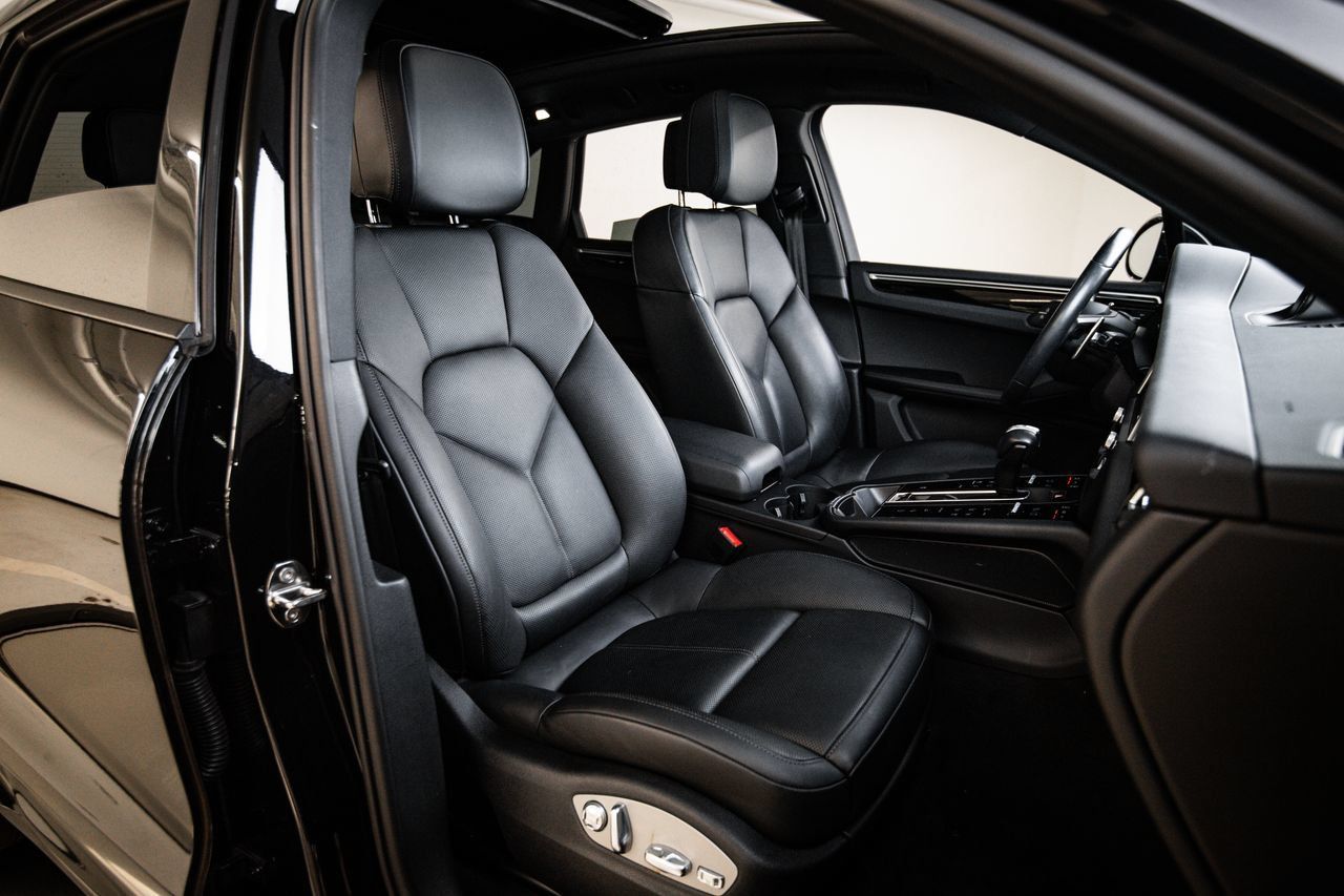 Certified 2023 Porsche Macan AWD/4WD image 29