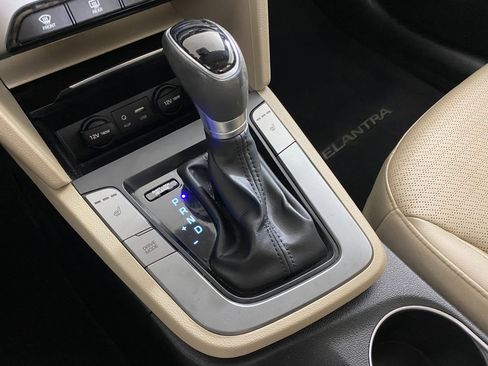 Used 2017 Hyundai Elantra Limited image 18