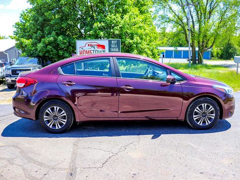 Used 2017 Kia Forte LX image 2