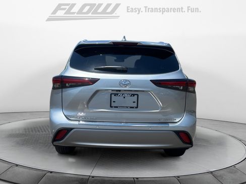 Certified 2024 Toyota Highlander Platinum FWD image 8