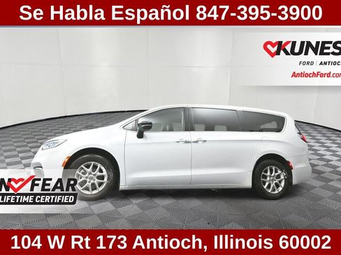 Used 2024 Chrysler Pacifica Touring-L image 29