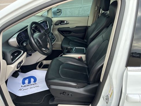 Used 2022 Chrysler Pacifica Touring-L image 14