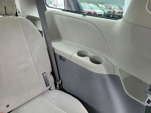 Used 2014 Toyota Sienna LE AWD/4WD image 48
