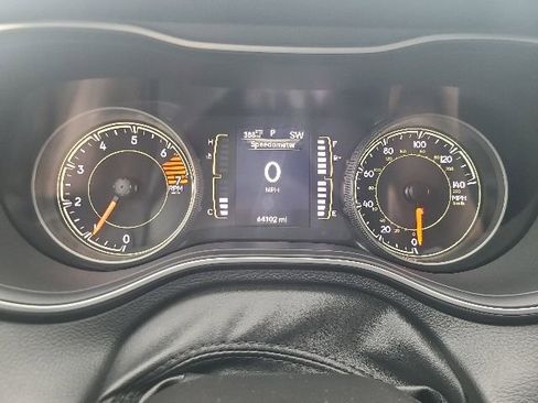 Used 2021 Jeep Cherokee Latitude Plus AWD/4WD image 12