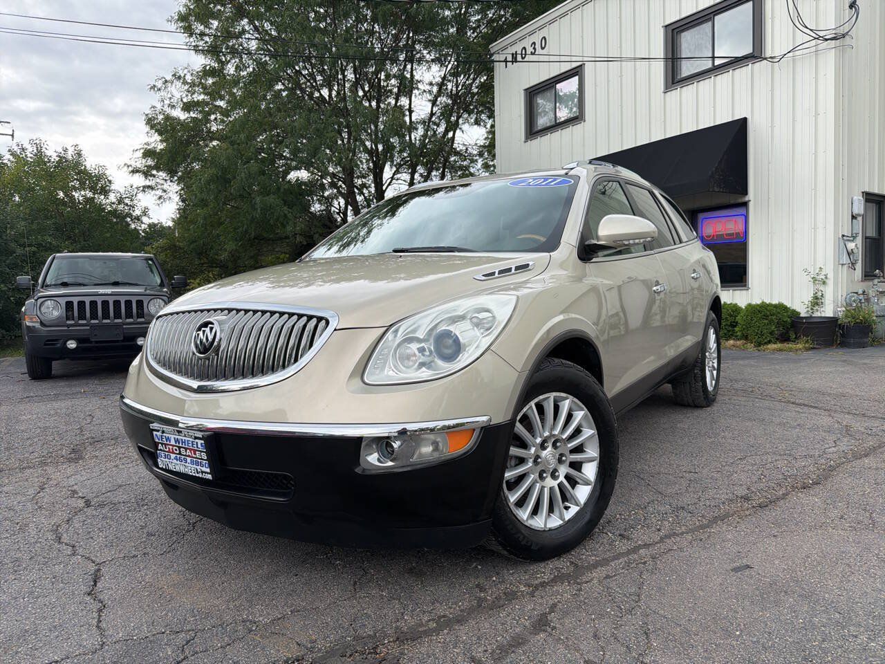 Used 2011 Buick Enclave CXL FWD image 1